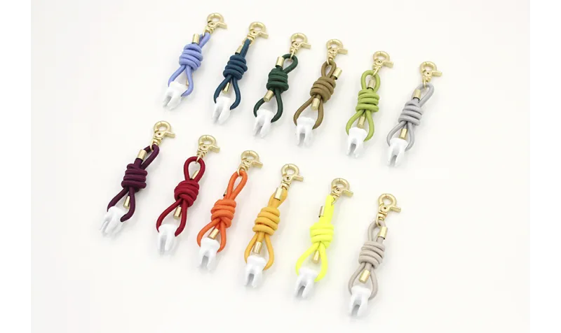 Llavero cordón goma verde menta con muela blanca y