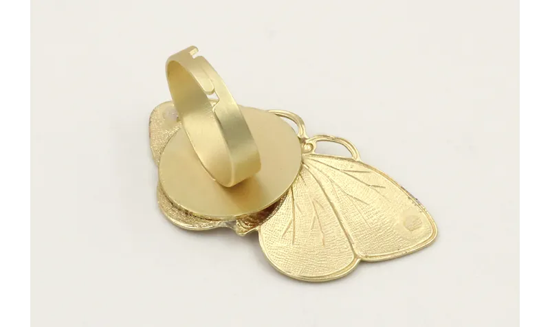 Anillo mariposa dorado mate. Es regulable