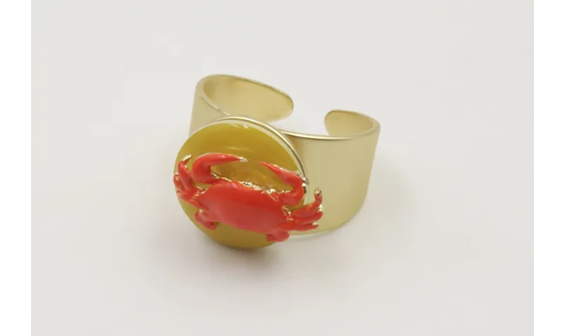 Anillo disco plano con cangrejo esmaltado coral y 