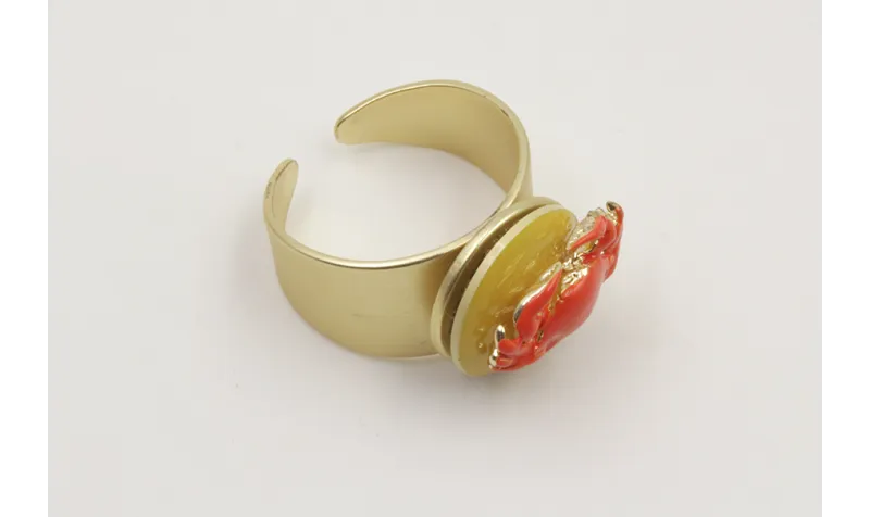 Anillo disco plano con cangrejo esmaltado coral y 