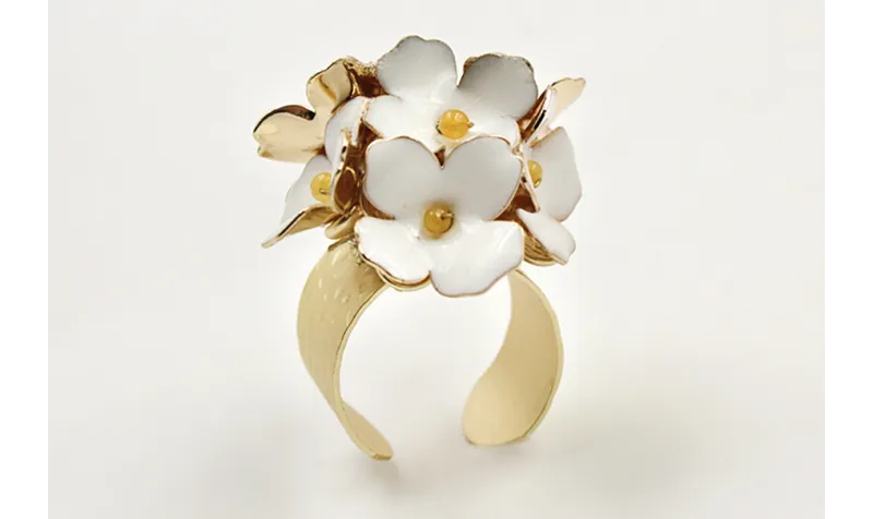 Anillo base labra con flores esmlatadas blancas. E