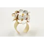 Anillo base labra con flores esmlatadas blancas. E