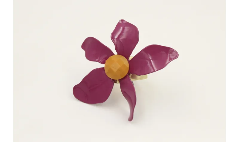 Anillo disco plano con flor esmaltada cardenal y b