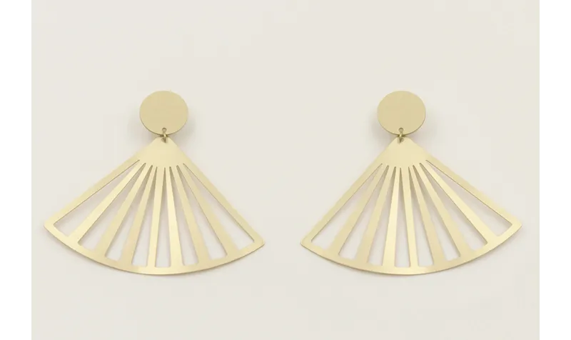 Pendiente perno disco dorado mate con lámina abani