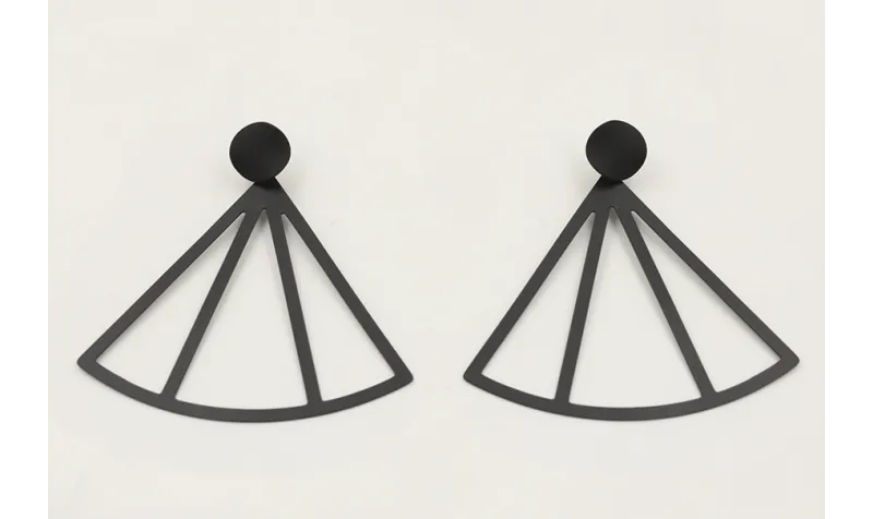 Pendiente perno disco esmaltado negro mate con lám