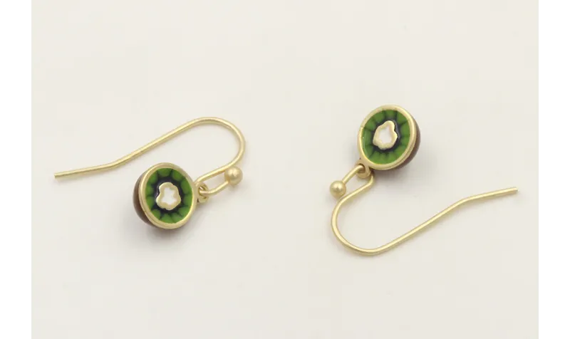 Pendiente de gancho sencillo oro mate con colgante