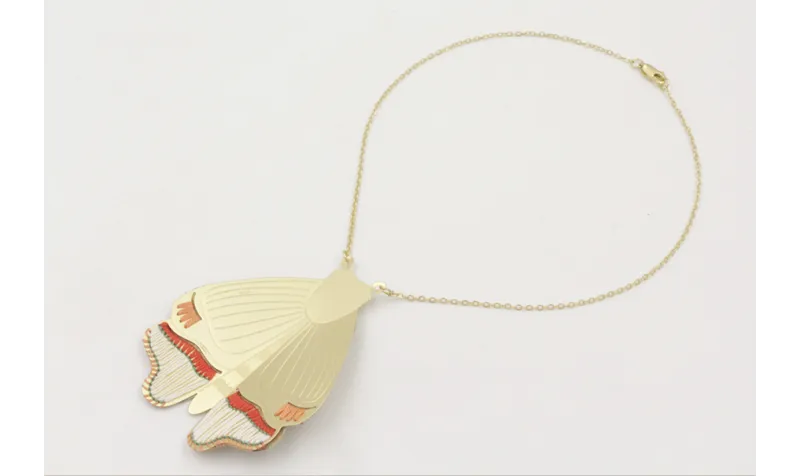 Colgante de cadena eslabón oro mate con polilla ca