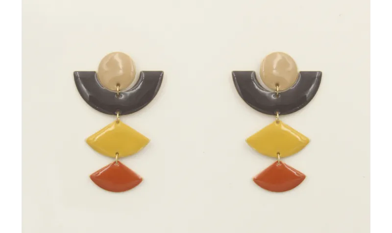 Pendientes con perno de círculo esmaltado beige y 