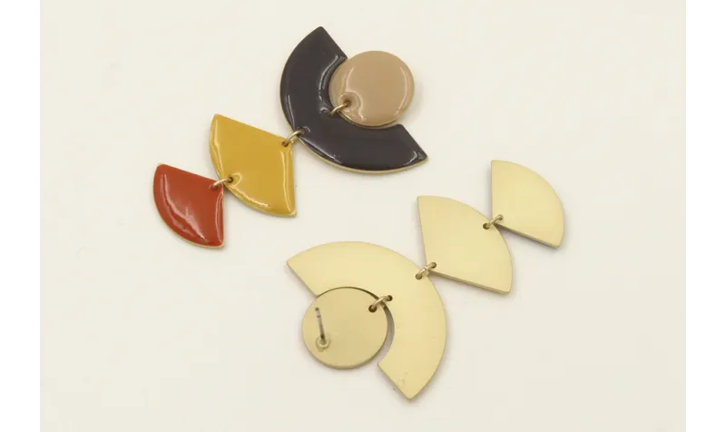 Pendientes con perno de círculo esmaltado beige y 