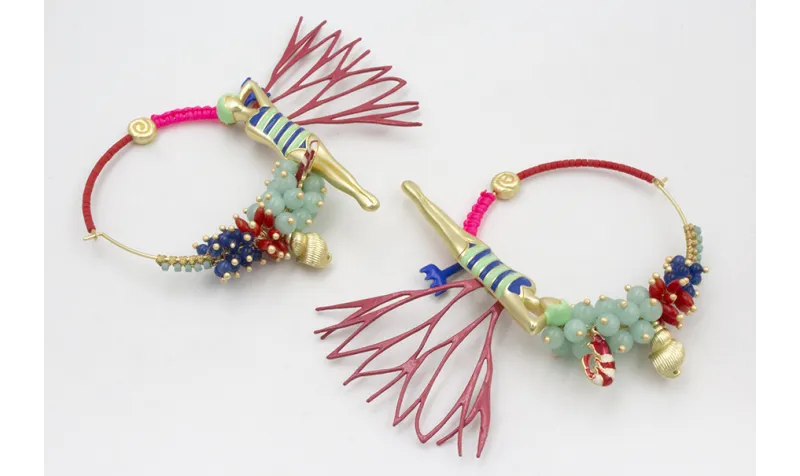 Pendientes aro dorado mate grande con miyuki rojo,