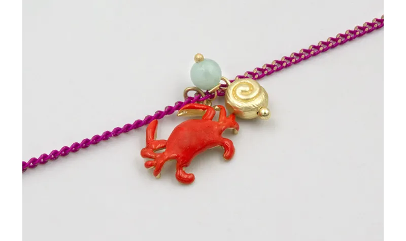 Pulsera cadena eslabón plano fucsia con colgante c