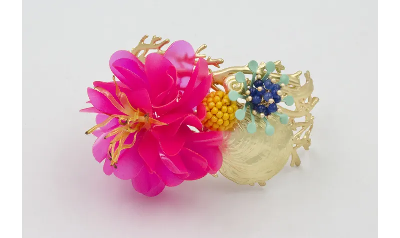 BRAZALETE CORAL DORADO MATE CON LENTEJUELAS FUCSIA