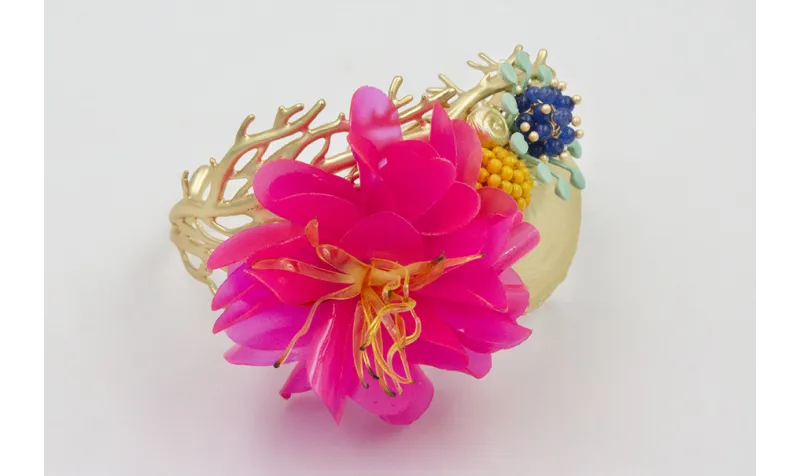 BRAZALETE CORAL DORADO MATE CON LENTEJUELAS FUCSIA