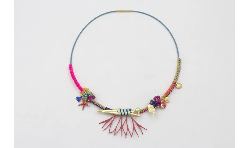 Collar rigido azul con bañista azul,rama coral ros