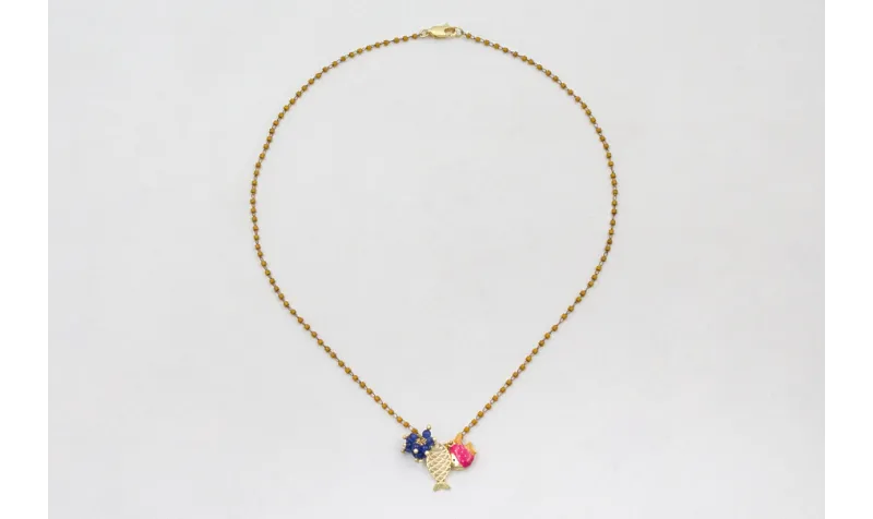 Collar cadena miyuki mostaza con pez esmaltado fuc