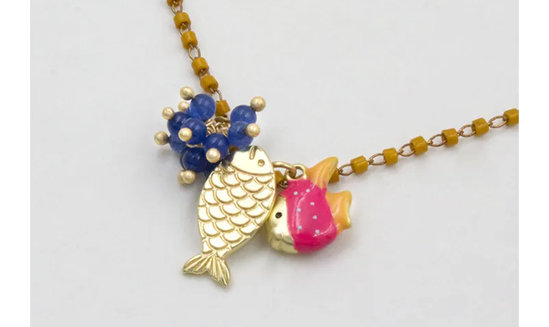 Collar cadena miyuki mostaza con pez esmaltado fuc