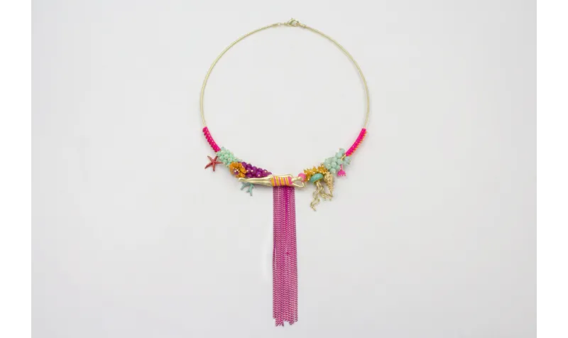 Collar rigido dorado con nudo macrame fucsia, medu