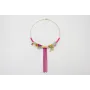 Collar rigido dorado con nudo macrame fucsia, medu