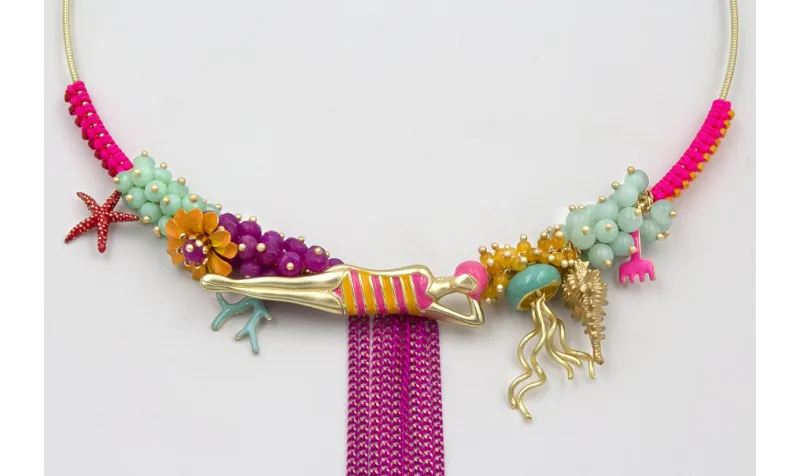 Collar rigido dorado con nudo macrame fucsia, medu