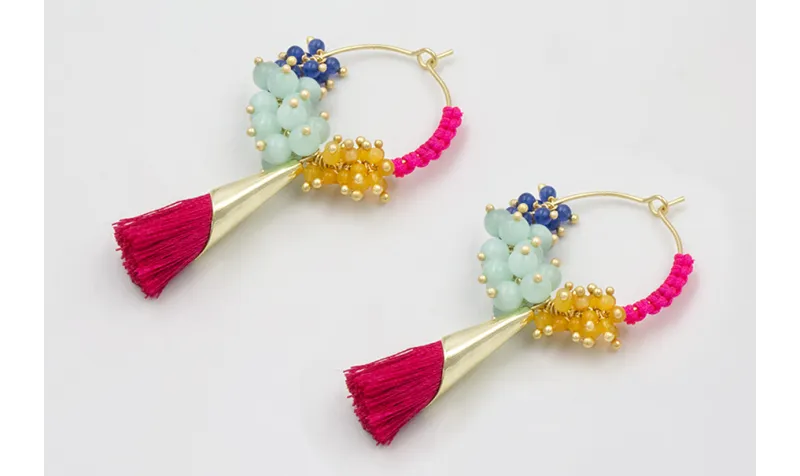 Pendiente aro mediano dorado mate con fleco hilo f