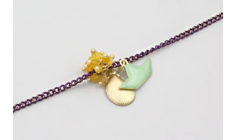 Pulsera cadena eslabón plano morado con colgante b