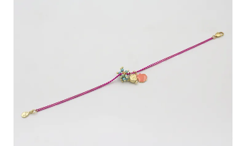 Pulsera cadena eslabón plano fucsia con colgante c