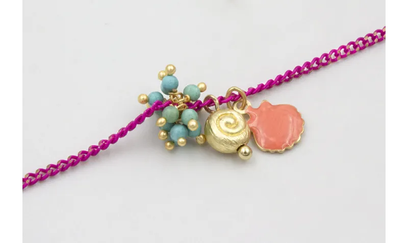 Pulsera cadena eslabón plano fucsia con colgante c