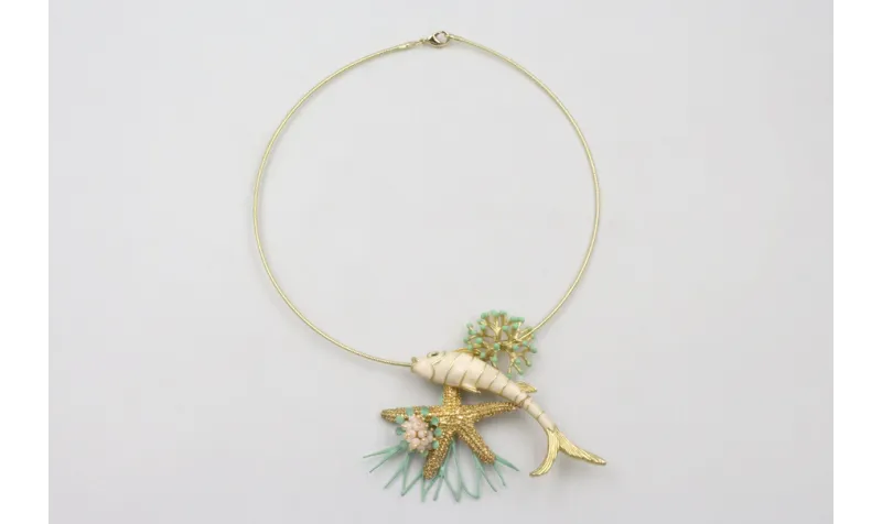 Collar rigido dorado con pez esmaltado crema, estr