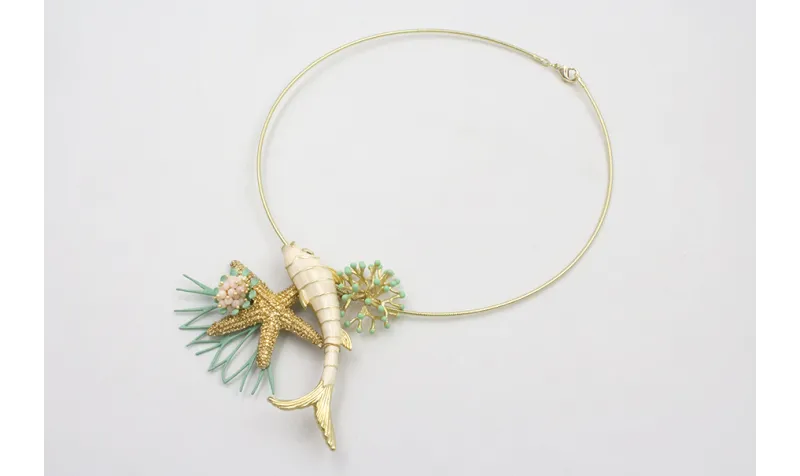 Collar rigido dorado con pez esmaltado crema, estr