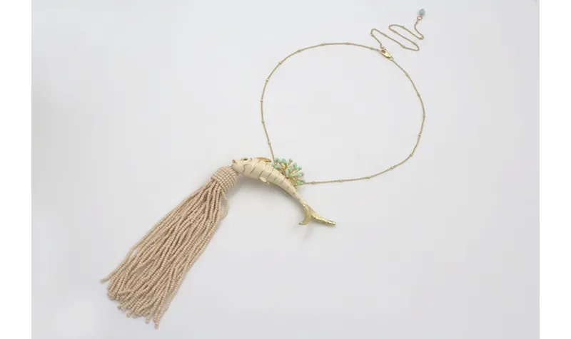 Collar cadena microbolas dorada mate con pez esmal