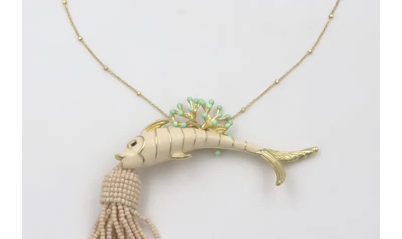 Collar cadena microbolas dorada mate con pez esmal