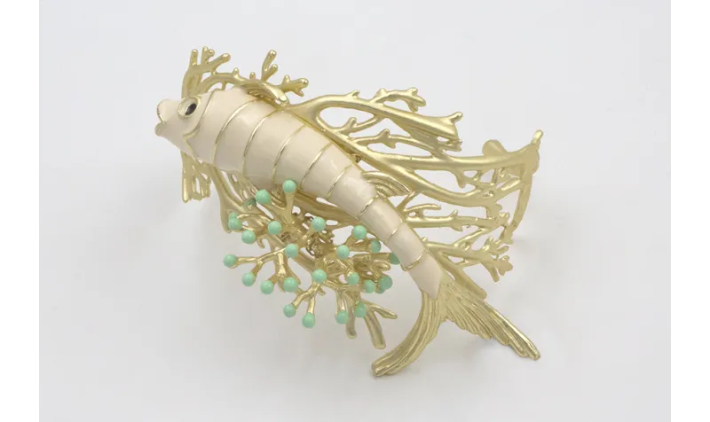 Brazalete coral dorado mate con pez esmlatado crem