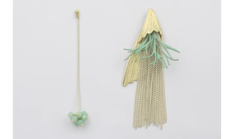 Pendientes asimetricos perno pluma dorado mate con