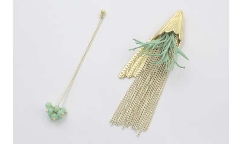 Pendientes asimetricos perno pluma dorado mate con