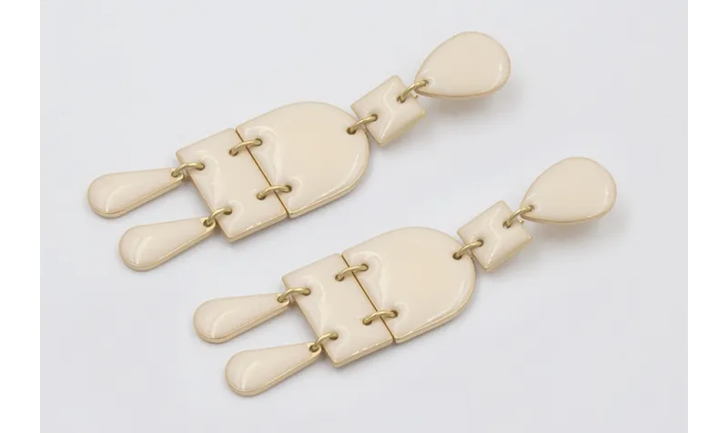 Pendientes esmlatados rosa claro con perno gotas, 