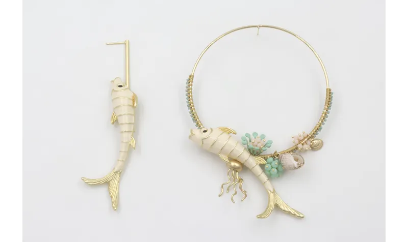 Pendientes asimetricos perno listón dorado mate co