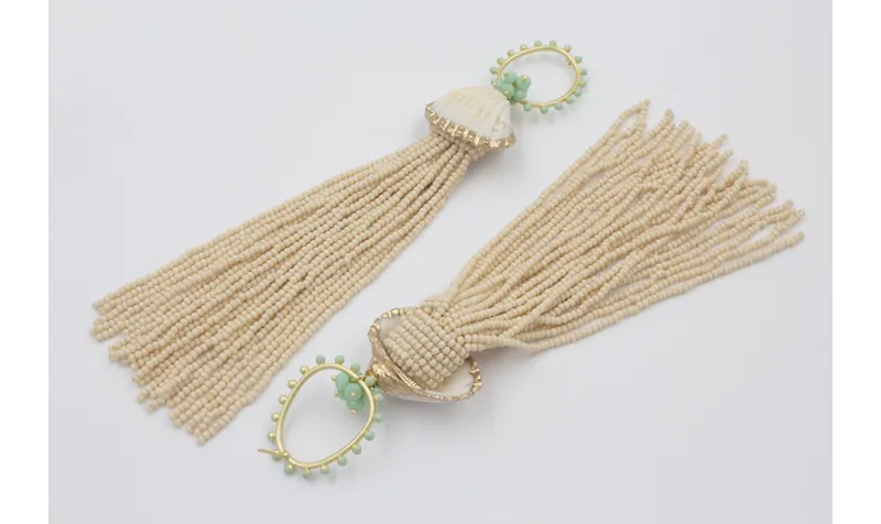 Pendientes perno aro bolitas turquesas con fleco a