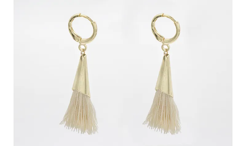 Pendientes cierre dorado con fleco crema con  capu