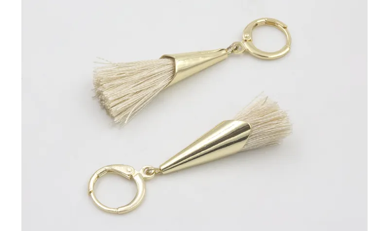 Pendientes cierre dorado con fleco crema con  capu