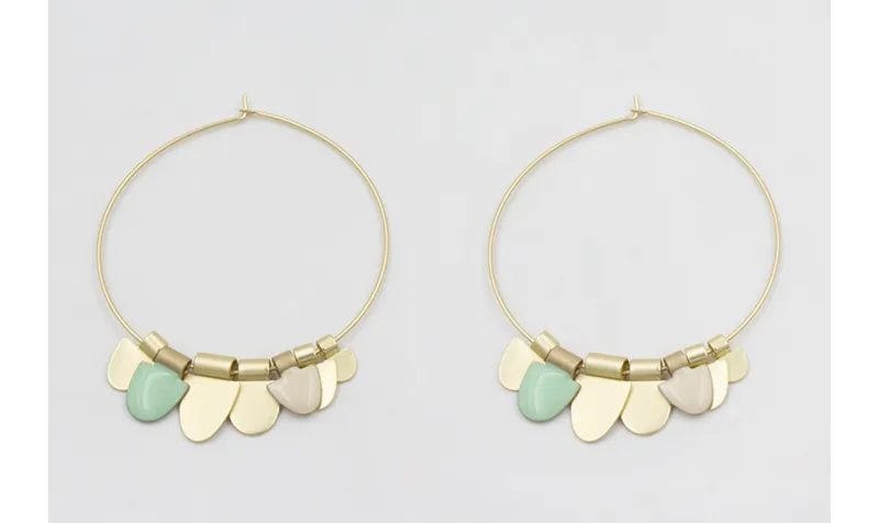 Pendientes aro grande dorado mate dagas turquesas,