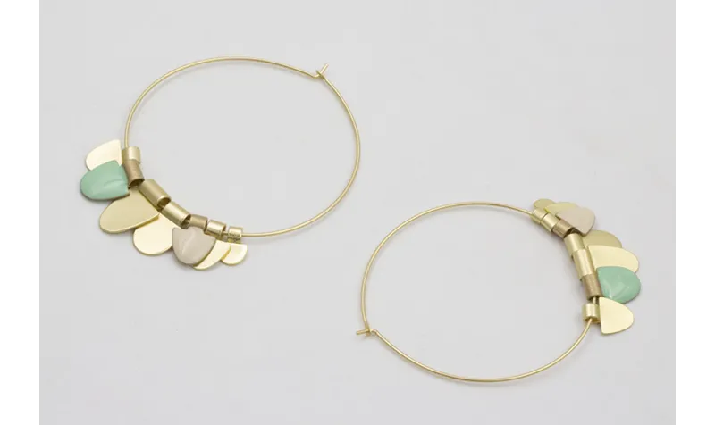 Pendientes aro grande dorado mate dagas turquesas,