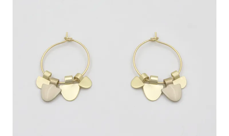 Pendientes aro pequeño dorado mate dagas cremas y 