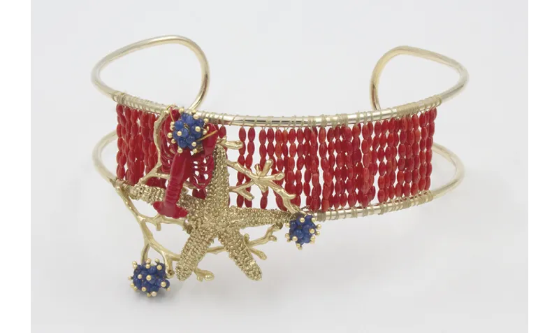 Choker doble aro dorado cosidos coralitos rojos co