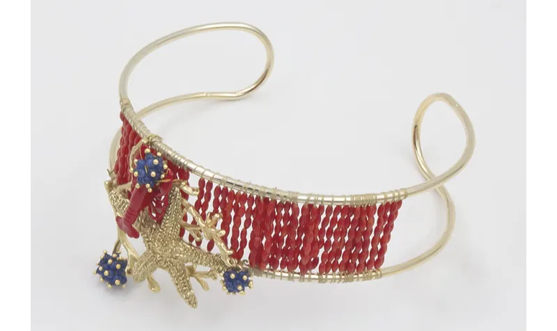 Choker doble aro dorado cosidos coralitos rojos co