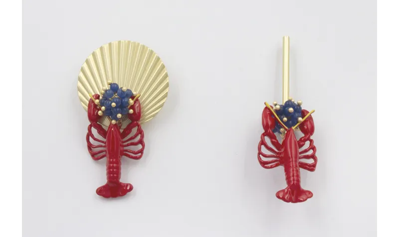 Pendientes asimetricos con perno listón dorado mat