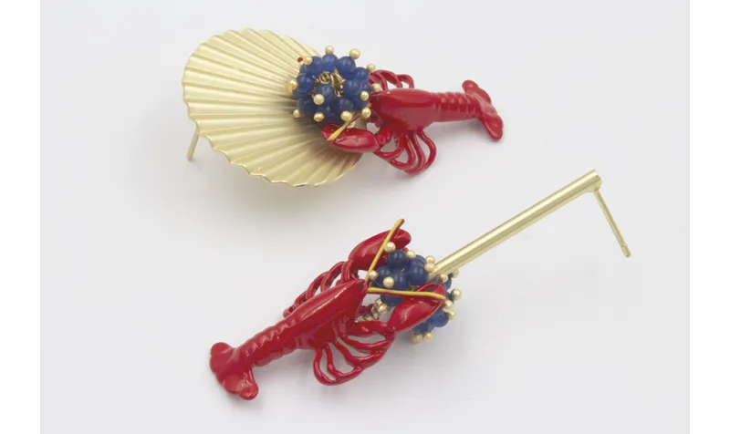 Pendientes asimetricos con perno listón dorado mat