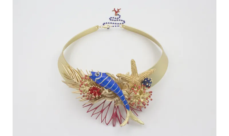 Collar lámina dorado mate con pez esmaltado azulón