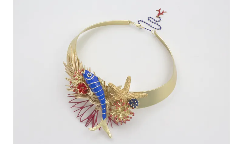 Collar lámina dorado mate con pez esmaltado azulón