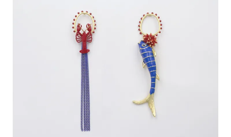 Pendientes asimetricos perno bolitas esmaltadas co