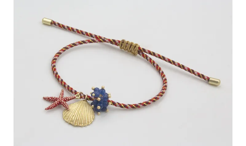 Pulsera de driza rojiza y rosa con concha, estrell